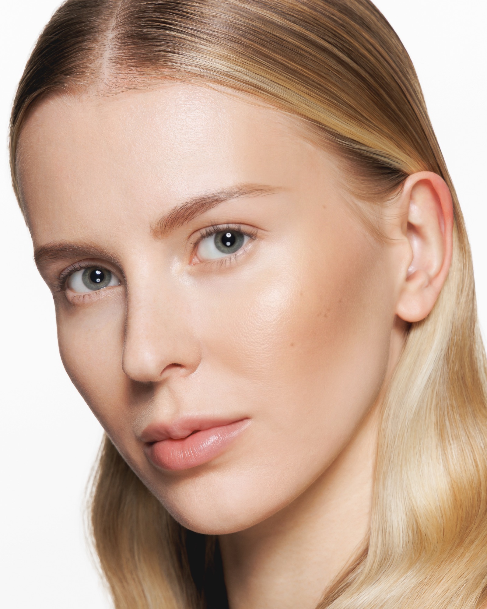 nouba bronzer earth powder luminoso naturale applicato 357 00 B 01