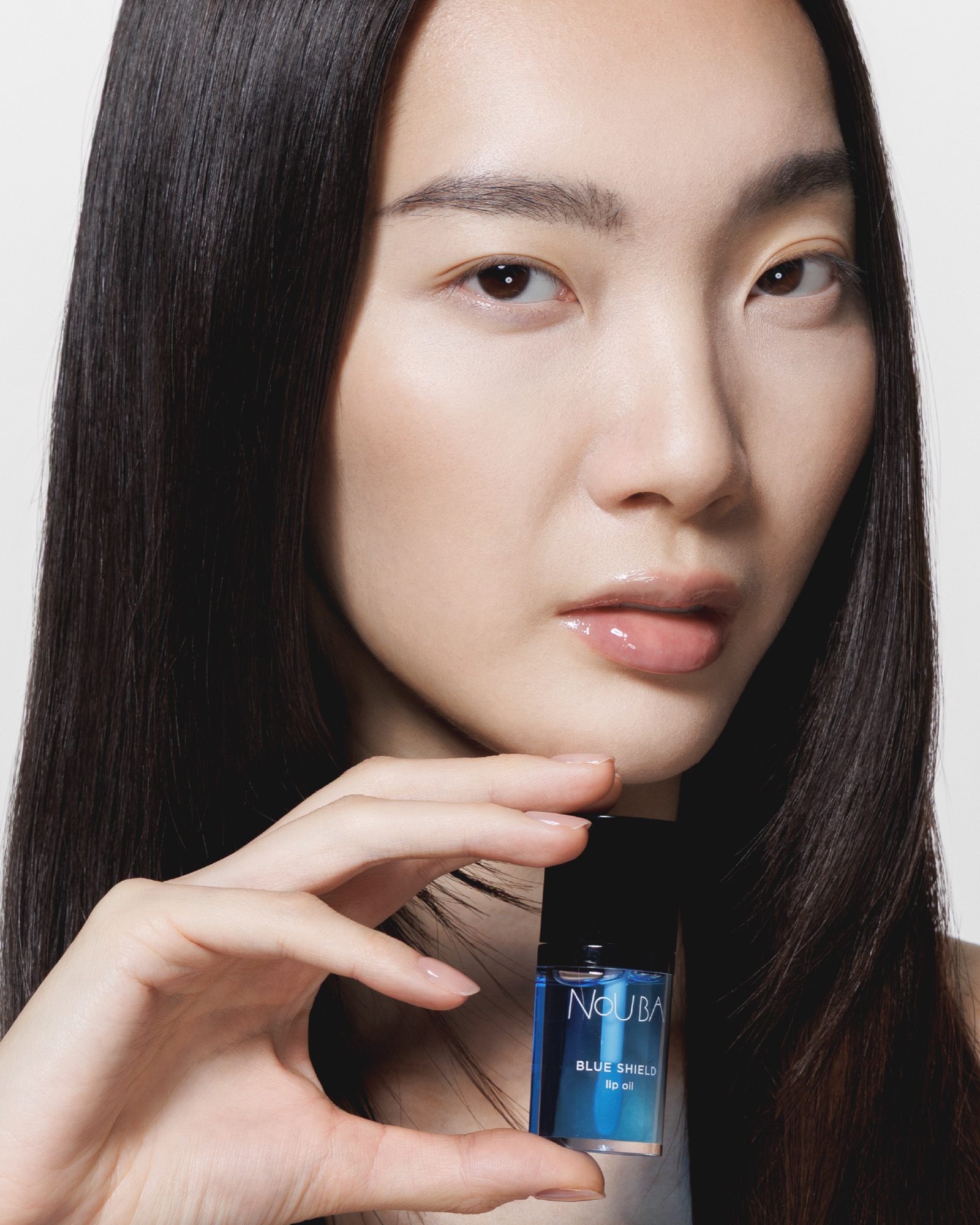 nouba lip oil blue shield N0 idratante nutriente hero model 105 00 B 01